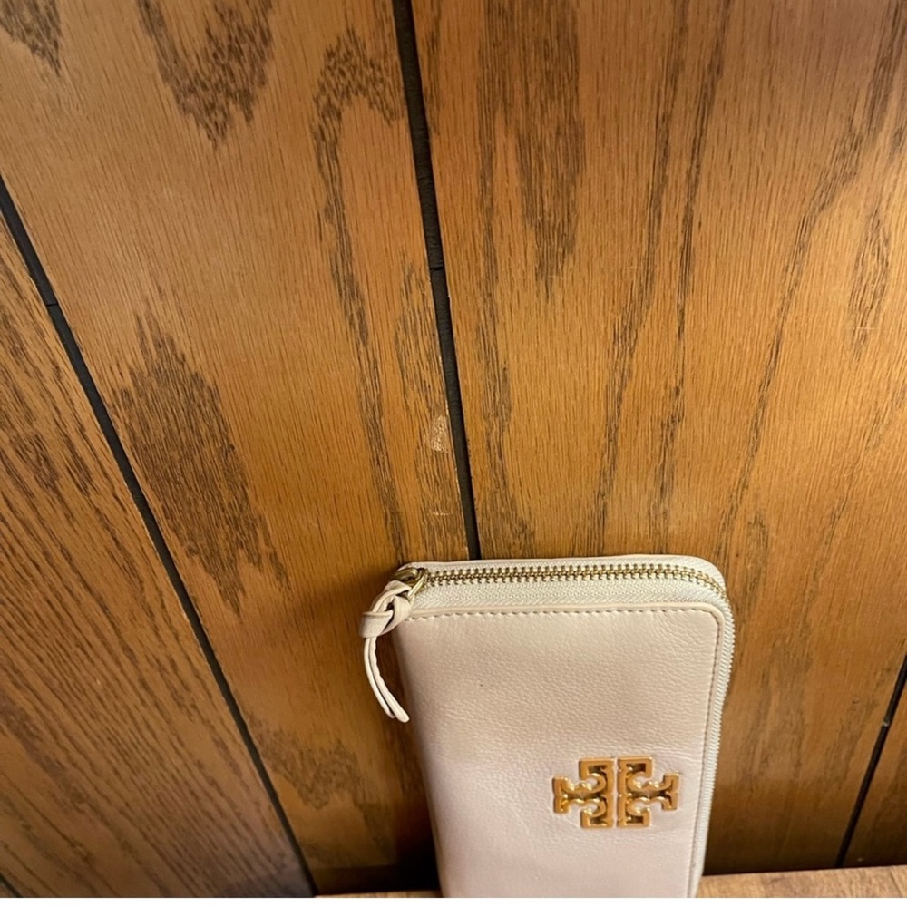 Tory Burch Cream Wallet with Gold Logo - Picture 6 of 15